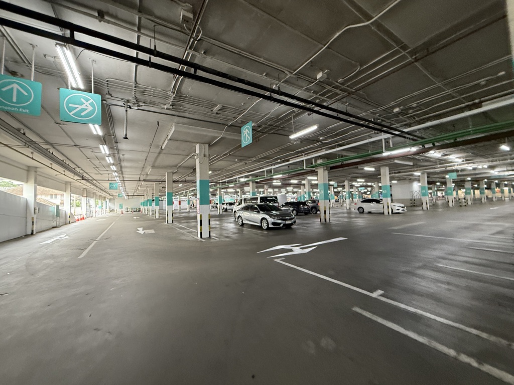 ロータス駐車場