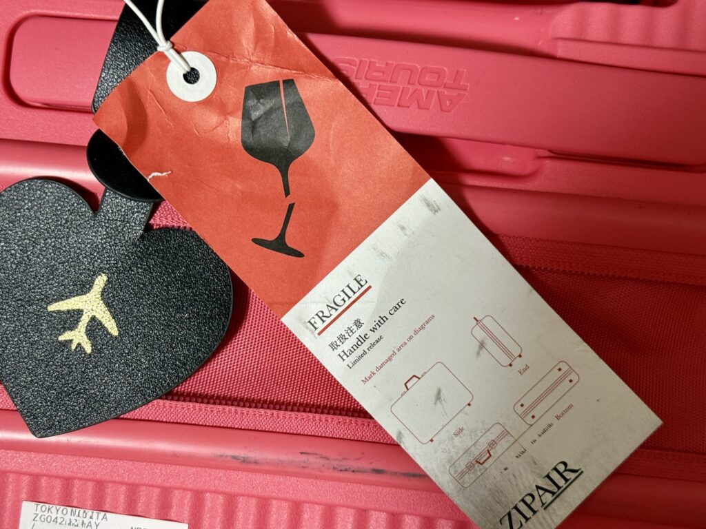 スーツケースのfragileタグ