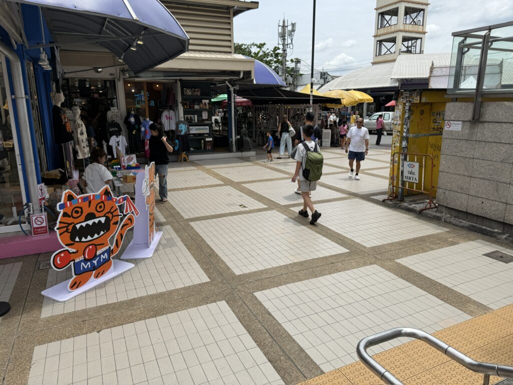 カムペーンペット駅下車
